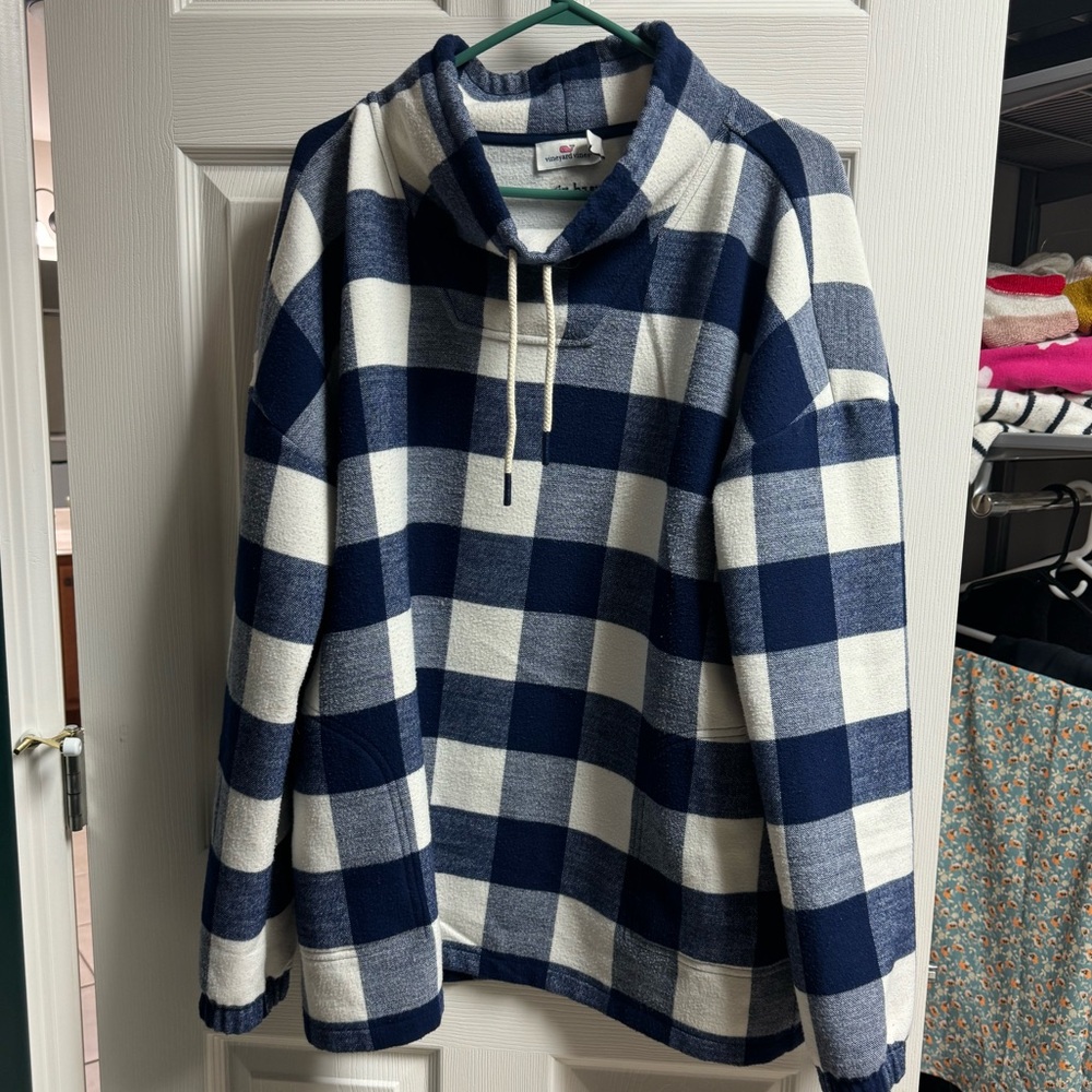 Vineyard vines over size sweatshirt/fleece. Oversized fit.